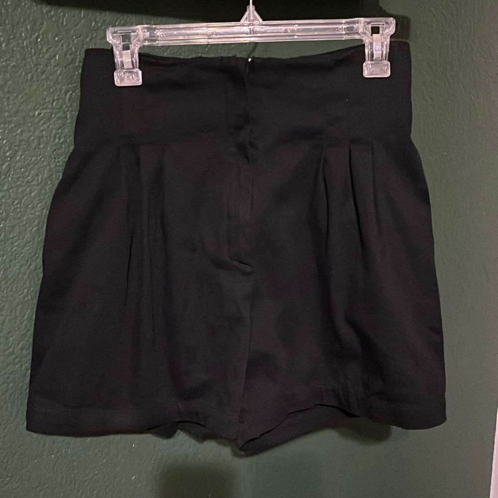 DEANDRI SHORTS / with detachable skirt cover